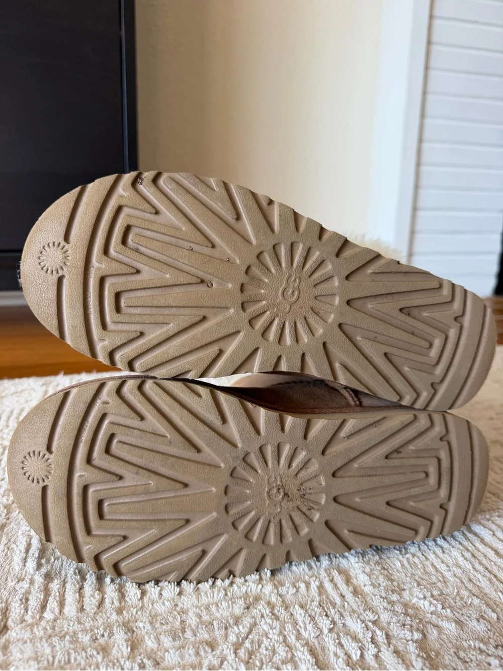 UGG Mini Bailey Bow II Chestnut Sheepskin Boots Women’s Size 8